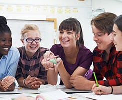 "En engageret klasse i aktivitet – klassetrivsel som drivkraft for bedre læring."