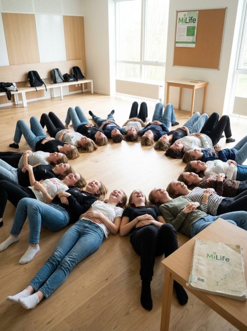 Elever i fælles bevægelsesaktivitet i skolen – MiLife Leg og bevægelse med aktiviteter, brain breaks og øvelser til trivsel og fællesskab.