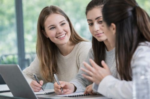 Elever arbejder med undervisningsmaterialet Mig & Mine Styrker fra MiLife, der udvikler trivsel, selvindsigt og sociale kompetencer gennem socio-emotionel læring i udskolingen