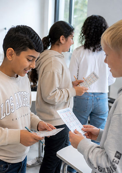 Elever deltager i en samarbejdsbaseret brain-break i undervisningen, der kombinerer bevægelse, dialog og fællesskab.