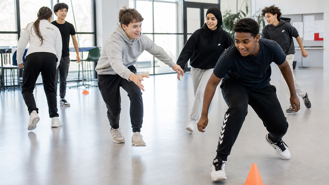 Udskolingselever bruger bevægelse og leg i undervisningen for at styrke koncentration, fællesskab og engagement.