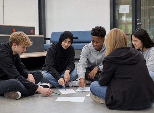 Unge arbejder sammen i en refleksionsøvelse, der styrker fællesskab, trivsel og sociale kompetencer i undervisningen.